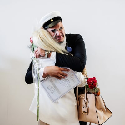 Sarband Omar Rashed halaa äitiään.