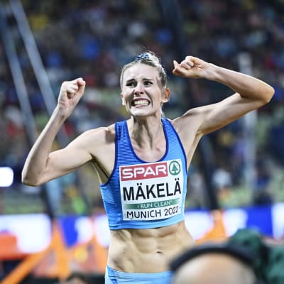Kristiina Mäkelä tuulettaa.