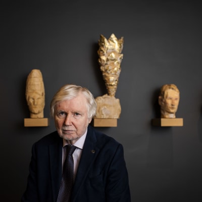 Erkki Tuomioja poseeraa Pikkuparlamentissa 15. joulukuuta.