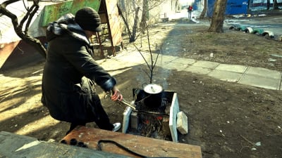 Luhansk, kvinnar lagar mat på öppen eld 