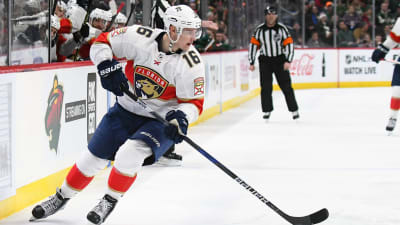 Aleksander Barkov med pucken.