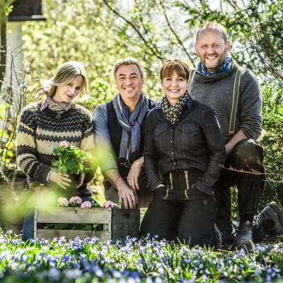 Gänget i Trädgårdstider fotograferade i en prunkande trädgård.