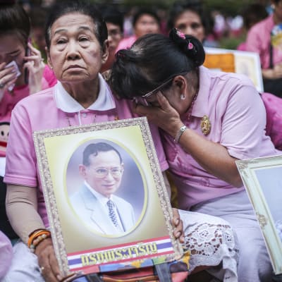Två damer sörjer Thailands avlidne kung Bhumibol
