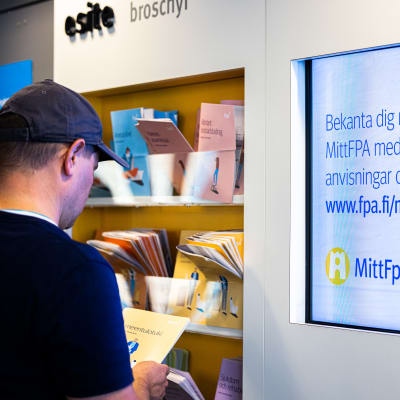 En person står framför en skärm på FPA:s kontor. 