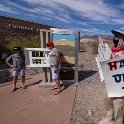 En inofficiell termometer visar 55 grader vid Furnace Creek Visitor Center i Kalifornien 16.7.2023. 