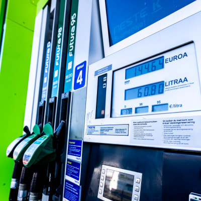 En bensinpump där 60,80 liter diesel kostade 144,64 euro.