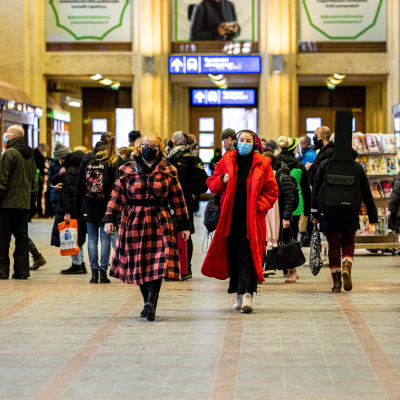 Människor i Järnvägsstationen i centrala Helsingfors.