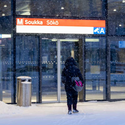 Henkilö menossa metroon Soukan asemalta.