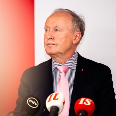 Aki Lindén på presskonferens.