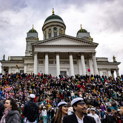 Juhlijoita kerääntyi Senaatintorille Mantan lakituksen jälkeen Helsingissä vappuaattona.