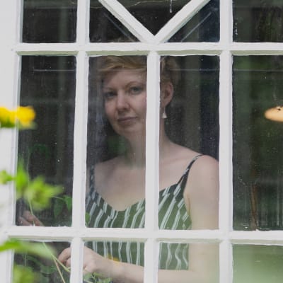 Kirjailija Marianna Kurtto  Eeva Joenpellon kirjailijakodin verannalla.