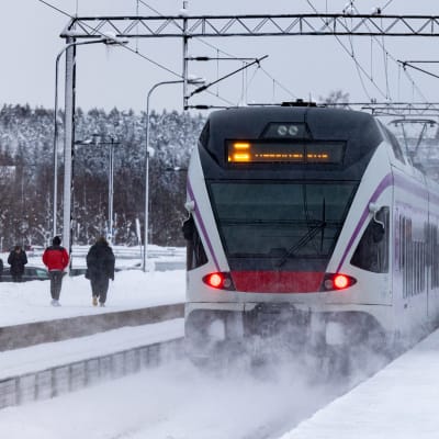 Juna Espoon keskuksesta kohti Helsinkiä.
