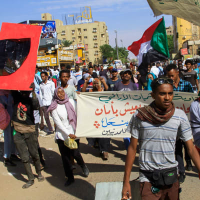 Demonstranter i Khartoum Bahri norr om Sudans huvudstad.