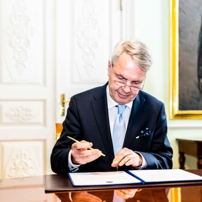 Pekka Haavisto skriver under Finlands Natoansökan.