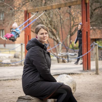 Oululainen varhaiskasvatuksen opettaja Reeta Mäki-Pollari kuvattuna Länsi-Pasilassa leikkipuistossa. Mäki-Pollari on opettajien lakossa.