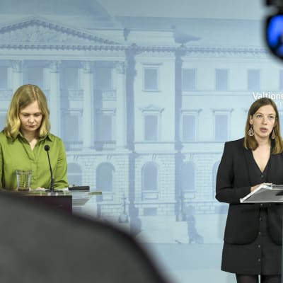 Undervisningsminister Li Andersson och undervisnings- och kulturminister Hanna Kosonen under presskonferensen den 4 juni. 