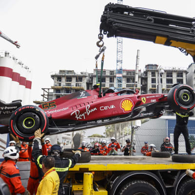 Carlos Sainz Ferrari lyfts bort från Monacos bana.