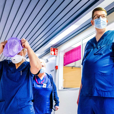 Läkare och sjukvårdare i en sjukhuskorridor.
