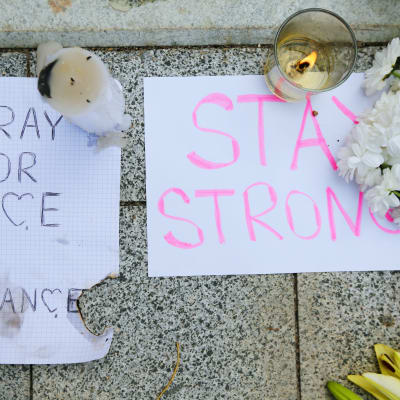 Blommor och kondoleanser för offren i samband med terrorattacken i Nice.