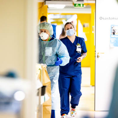 Sjukvårdare i skyddsutrustning på intensivvårdsavdelning.