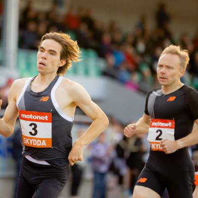 Santtu Heikkinen och Joonas Rinne springar.