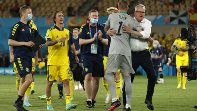 Ruotsin miesten jalkapallomaajoukkue juhlimassa 0–0-tasapeliä Espanjaa vastaan EM-kisojen avausottelussa. Maalivahti Robin Olsen halaa päävalmentaja Jan Anderssonia.