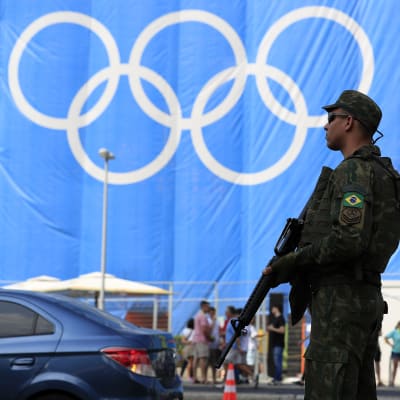 Beväpnad vakt under OS i Rio.