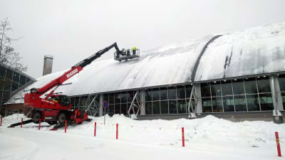 Snö röjs bort av taket på Vasa simhall.