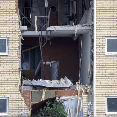 En del av fasaden är bortsprängd efter explosionen i Linköping.