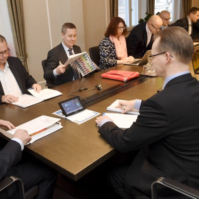 Teknologiindustrins Jarkko Ruohoniemi, fackförbundet Pros Anssi Vuorio och förlikningsman Jukka Ahtela förhandlar om ett kollektivavtal den 4 februari 2020.