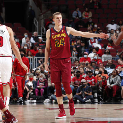 Lauri Markkanen uuden seuransa Clevelandin paidassa ensimmäistä kertaa virallisessa harjoitusottelussa. 