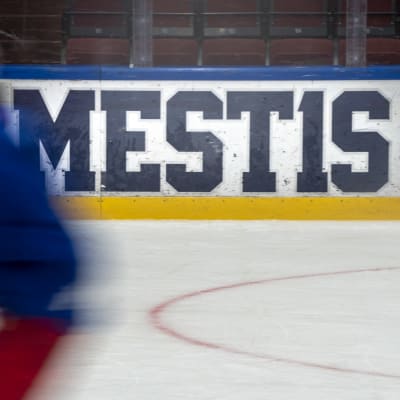 Mestis logo tuntematon kiekkoilija etu alalla.