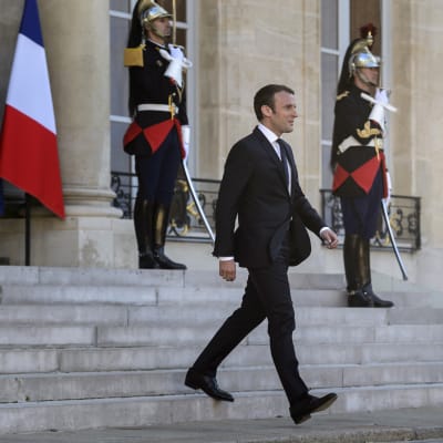 Frankrikes president Emmanuel Macron utanför Élyséepalatset i Paris 21.5.2017