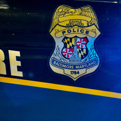 Baltimoren poliisin tunnus auton kyljessä.