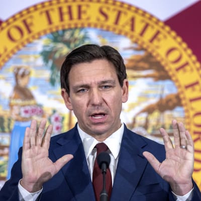 Ron DeSantis puhuu tiedotustilaisuudessa.