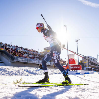Mari Eder hiihtää Oberhofin MM-kisoissa.