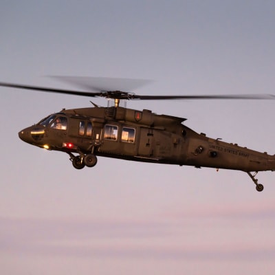 En Black Hawk helikopter flyger.