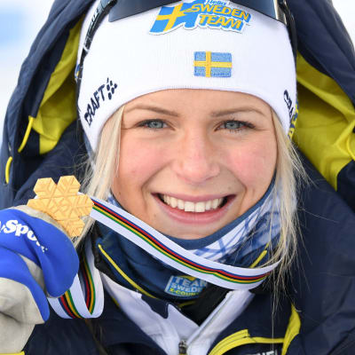 Frida Karlsson vann två guldmedaljer i junior-VM i Lahtis.