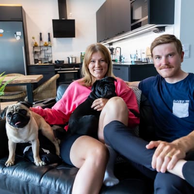 Lotta ja Joonas Henttala kotonaan Tuusulassa Karin ja Tapion (vas) kanssa.