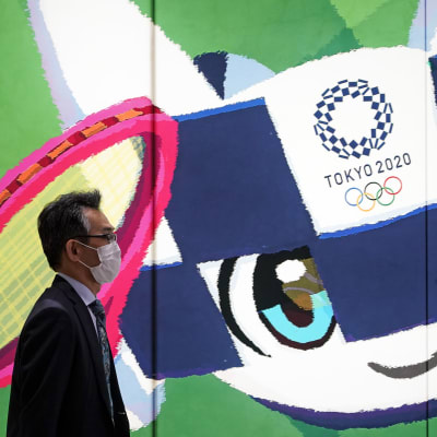 Arrangörerna för sommar-OS i Tokyo har kört igång en aggressiv kampanj för att få en majoritet av japanerna som motsätter sig spelen, att tänka om.