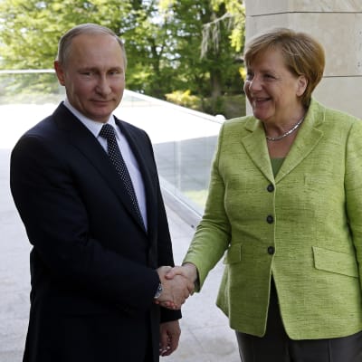 Vladimir Putin och Angela Merkel i Sotji.