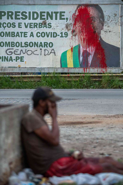 Ett vandaliserat plakat som föreställer president Jair Bolsonaro. Protest mot hans hantering av pandemin i Brasilien. 