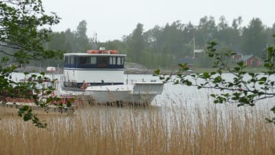 Pörtö Lines båt vid bryggan på Pörtö.
