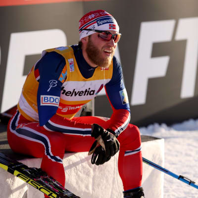 Martin Johnsrud Sundby sitter på en bänk.