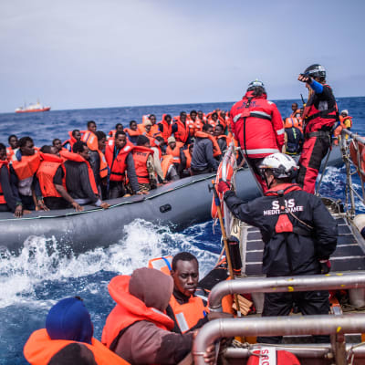 Medlemmar av SOS Méditerranée från Aquarius under en räddningsinsatsw ungefär 50 kilometer från Libyens kust den 18 april 2018.