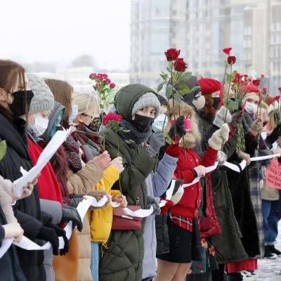 Åtmninstone ett hundratal kvinnor samlades i Sankt Petersburg i närheten av ett minnesmärke för offer för politiskt förtryck på söndagen. 