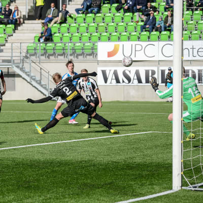 Lassi Lappalainen gör 1-0 för RoPS i Vasa i en Fotbollsligamatch.