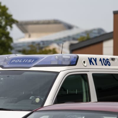 Kymenlaakson tunnuksin varustettu poliisiauto parkkipaikalla.