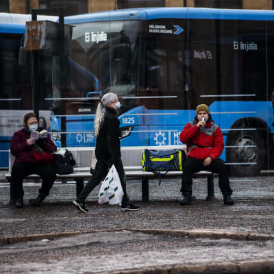 Helsingin keskustassa käytettiin kasvomaskeja 26. helmikuuta. 