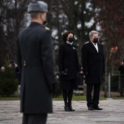Jenni Haukio och Sauli Niinistö på Sandudds begravningsplats den 6 december 2020.